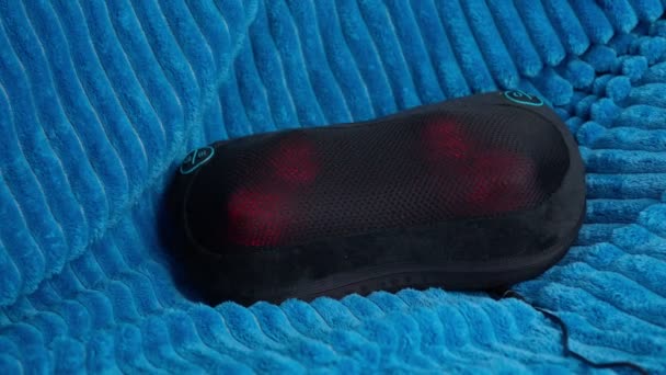 Електрична вібромасажна подушка для шиї. Розслабляючий масаж, концепція здоров'я пристрою, вибірковий фокус — стокове відео