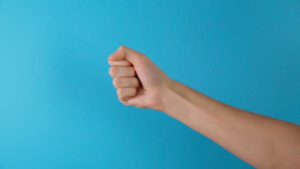 Hand duim naar beneden op blauwe achtergrond. Afwijzingssymbool. Kopieerruimte — Stockvideo