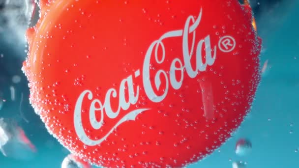 Tyumen, Russia-January 19, 2022: Coca-Cola klasik cap close up in water. Coca cola adalah minuman ringan berkarbonasi yang paling laku di dunia. — Stok Video