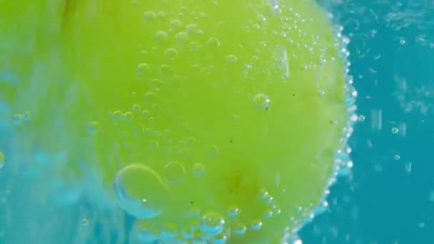 Σταφύλια στο νερό με φυσαλίδες αέρα κλείστε μακροεντολή. Ζουμερό κοκτέιλ καλοκαιρινών φρούτων — Αρχείο Βίντεο