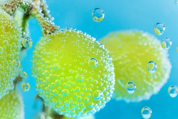 Fruta Uvas Verdes Debaixo Água Foco Seletivo Macro Estilo Vida — Fotografia de Stock