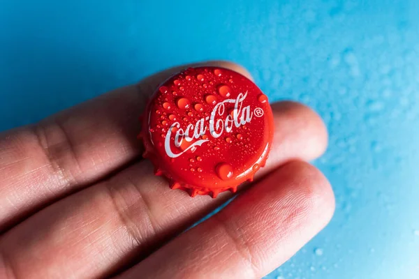 Tyumen Rusia Januari 2022 Logo Tutup Coca Cola Ditutup Dengan — Stok Foto