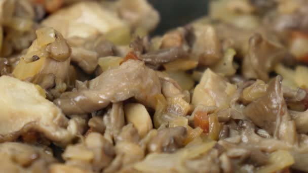 Pieczenie grzybów ostrygowych w czarnej patelni z olejem słonecznikowym. Zdrowe i wegetariańskie jedzenie — Wideo stockowe