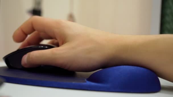 Ręka z silikonowym żelowym nadgarstkiem podtrzymującym podkładkę pod komputer stacjonarny. Skupienie selektywne — Wideo stockowe