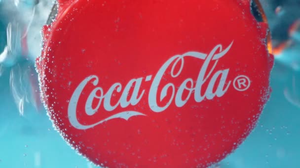 Tyumen, Rusko-19. ledna 2022: Logo Coca Cola zblízka s kapkami vody. Selektivní soustředění. Zpomalený pohyb — Stock video