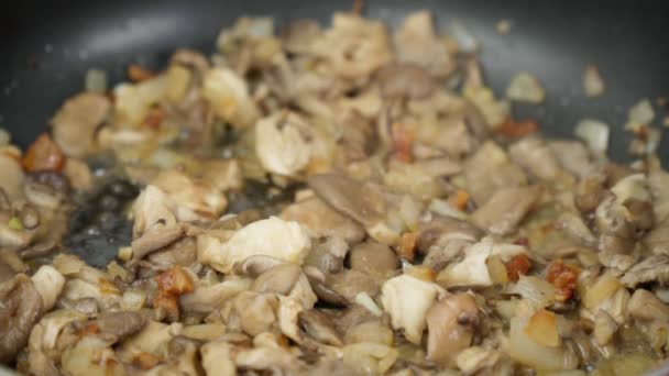 건강 한 채식주의자 간식이나 식사에 곁들여 먹을 수있게 되어 있는 굴 버섯을 튀기다 — 비디오