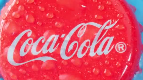 Tyumen, Rusya-19 Ocak 2022: Coca Cola şirketinin logosu. Kokain dünyanın en popüler alkolsüz içecekleri, soğuk içecekler. — Stok video