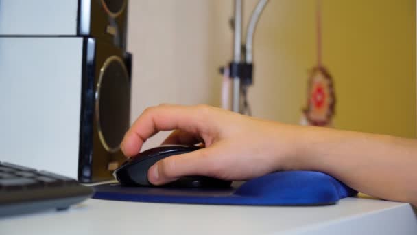 Ochraniacze na myszy z wkładką żelową pod nadgarstek. Męska ręka pracuje przy komputerze. Skupienie selektywne — Wideo stockowe