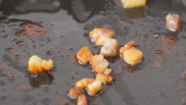 Bacon frito em gordura quente na frigideira da cozinha. Close-up, foco seletivo — Vídeo de Stock