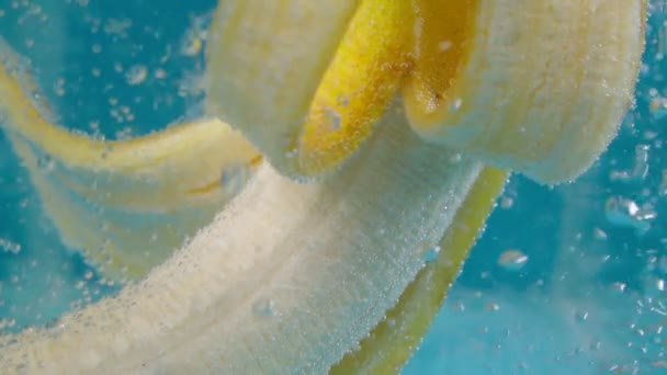 Fruta de banana close-up em água, debaixo de água. Fruta suculenta madura. Macro. Movimento lento — Vídeo de Stock