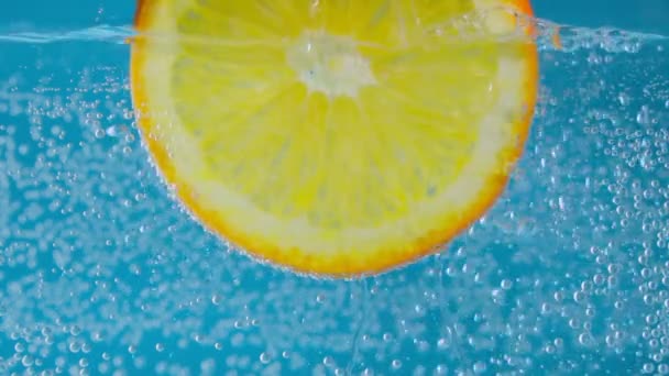 Orangenfrüchte unter Wasser in Nahaufnahme, selektiver Fokus. Zeitlupe — Stockvideo