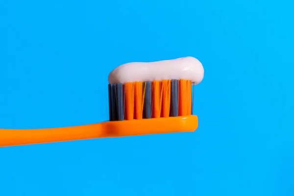Οδοντόβουρτσα Οδοντόβουρτσα Από Κοντά Βάζω Οδοντόκρεμα Στο Κοντινό Πλάνο Μπλε — Φωτογραφία Αρχείου