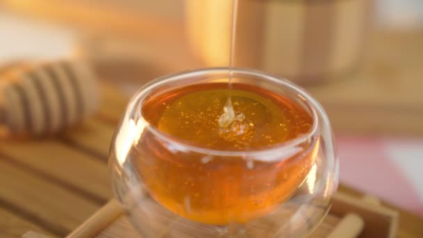 Honey in Bowl Close Up Shot. Concetto di cibo sano. Cibo dolce sano — Video Stock