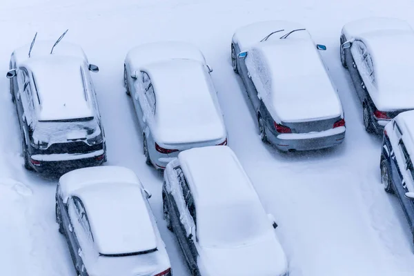 寒冷寒冷的冬日 停放在城市街道上被厚厚的积雪覆盖的车辆 — 图库照片
