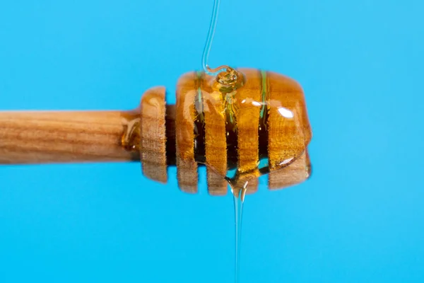 Tropfender Honigblauer Hintergrund Aus Einem Holzlöffel Kopierraum — Stockfoto