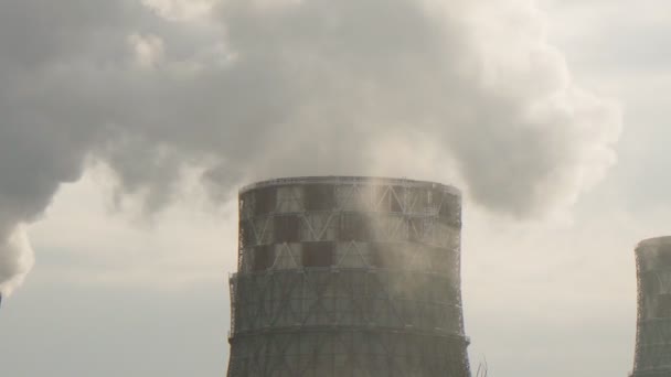 도시의 환경 과 공기 오염. 산업 지역 공장 굴뚝 흡연. 닫아 — 비디오