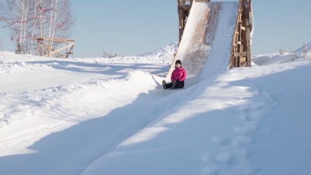 겨울 공원에서 물을 길으러 다닐 때 눈 관을 타는 여자가 있다. 겨울 시즌, 선택적 집중 — 비디오
