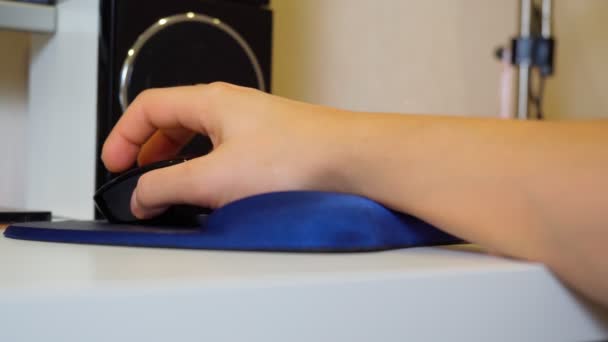 Un tappetino per mouse con uno speciale cuscinetto in gel sotto il polso, che allevia la tensione nel polso e previene lo sviluppo della sindrome del tunnel. — Video Stock