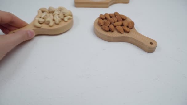 Różne bezglutenowe mąki nerkowca, migdały, orzechy włoskie — Wideo stockowe