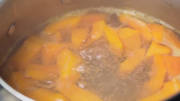 Zucca da cucina in acqua calda, zucca bollita, messa a fuoco selettiva, movimento — Video Stock