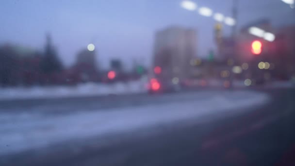 Widok z okna autobusu w zimie. Rozmycie ostrości, rozmycie — Wideo stockowe