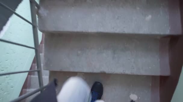 Erkek ayağı merdivenleri tırmanır. İlk Kişi Görünümü Pov videosu — Stok video