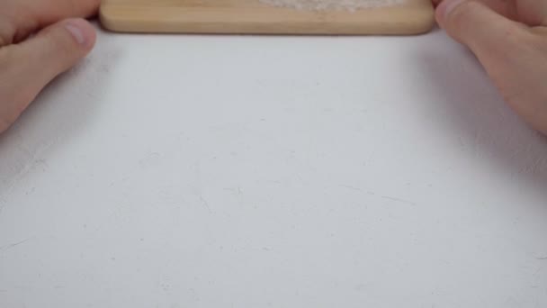 Alternatywna mąka orzechowa. Pokruszone orzechy włoskie, białe tło. — Wideo stockowe