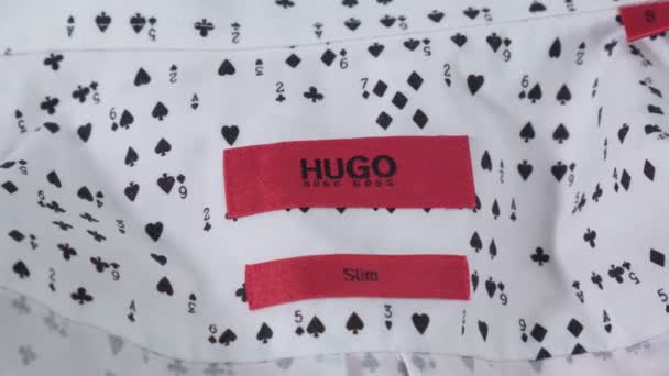 티먼, 러시아 - 2 월 16 일: 휴고 보스 브랜드 로고. 우고 보스 (Hugo boss) 는 의류, 액세서리, 신발, 향수등을 파는 독일의 고급 패션 회사다.. — 비디오