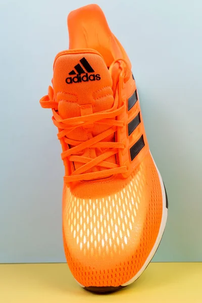 Tyumen Rusia Januari 2022 Logo Adidas Pada Sepatu Lari Oranye — Stok Foto