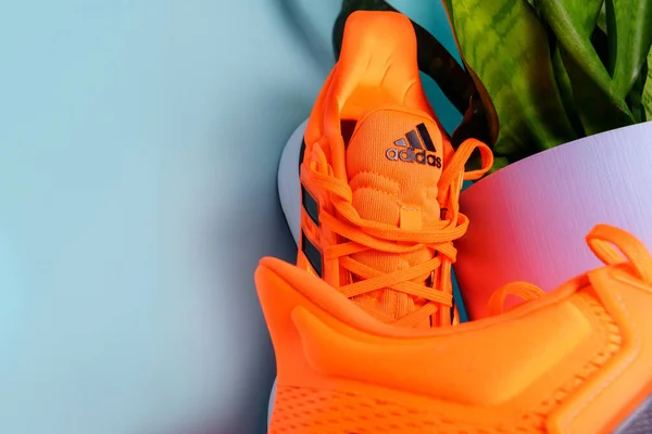 Tyumen Rusia Januari 2022 Logo Adidas Pada Sepatu Lari Oranye — Stok Foto