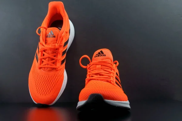 Tyumen Rússia Novembro 2021 New Orange Color Adidas Sneakers Logo — Fotografia de Stock