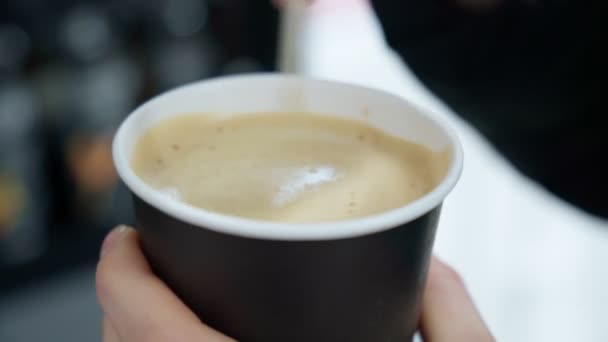 Strumień kawy z maszyny w filiżance jest mieszany. Robi gorące espresso. Skupienie selektywne — Wideo stockowe