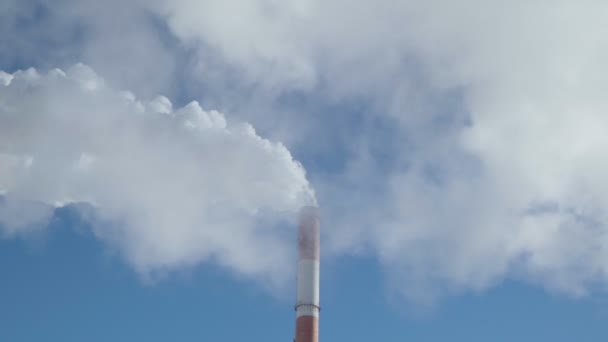 Rökpipor i fabriken närbild mot den blå himlen på en solig dag. Begreppet ekologi, miljöförstöring — Stockvideo