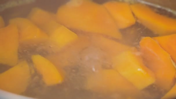 Home cozinhar sopa de abóbora. Consumo sustentável de alimentos. Foco seletivo — Vídeo de Stock