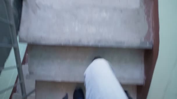 Męskie stopy wspinają się po schodach. Oglądaj wideo Pov. Stary budynek, wejście — Wideo stockowe