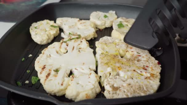 Blomkål biff med kryddor kokta i pan. Vegetabiliskt köttsubstitut. — Stockvideo