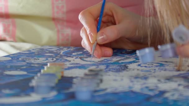 Közelkép a nő művész kéz, gazdaság festék ecset és rajz olajfestmény. Szelektív fókusz — Stock videók