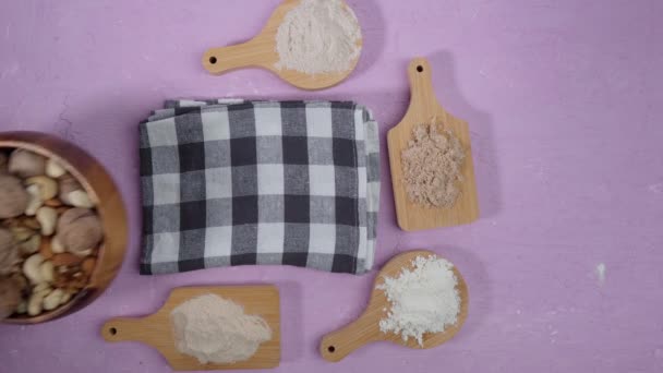 Różne bezglutenowe mąki migdałowe, orzechy włoskie, nerkowce, bezglutenowa koncepcja pieczenia — Wideo stockowe