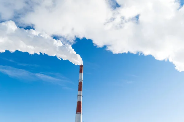 晴れた日に工場の煙のパイプは青空に対してクローズアップ 生態学 環境汚染の概念 スペースのコピー — ストック写真