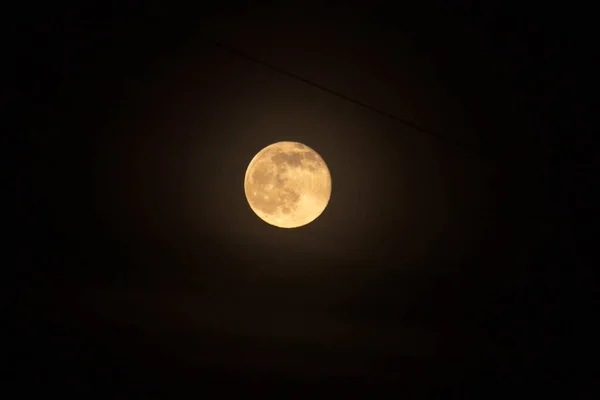 밤하늘을 배경으로 보름달을 가까이 찍었습니다 전기선 — 스톡 사진
