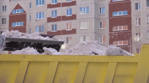 Um ventilador de neve remove a neve na cidade. Inverno pesado queda de neve. — Vídeo de Stock