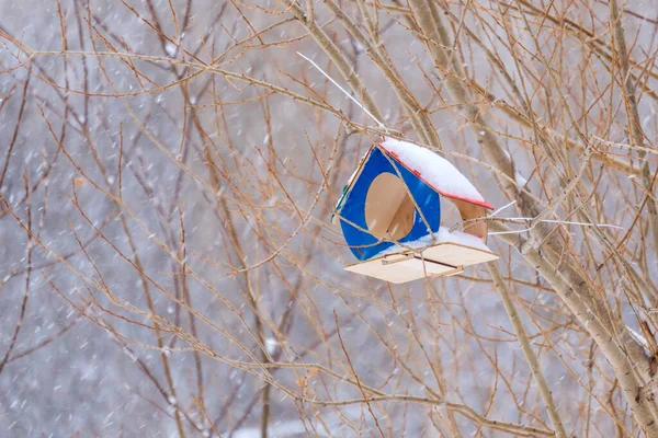 Handgefertigtes Großes Vogelhäuschen Aus Holz Vogel Und Kleintiernahrung Winterwald — Stockfoto