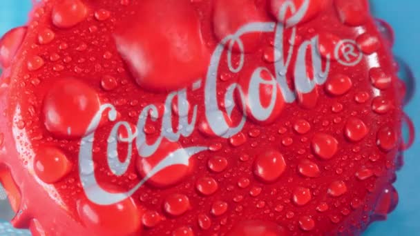 Tyumen, Rusko-19. ledna 2022: Klasická čepice Coca-Cola zblízka ve vodě. Coca cola je světově nejprodávanější sycené nealkoholické nápoje