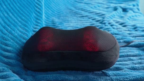 Almohada de masaje vibro eléctrico para cuello. Masaje relajante, concepto de salud del dispositivo, enfoque selectivo — Vídeos de Stock