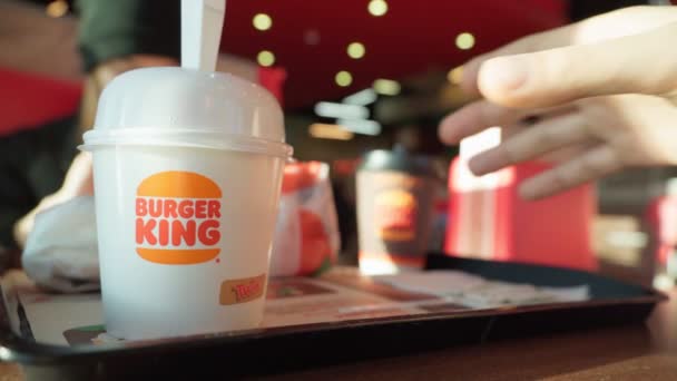 Tyumen, Oroszország-február 02, 2022: Burger King gyorsétterem logó. Gyorsétterem — Stock videók