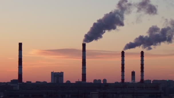 Industriella rökrör stänger av olika typer av värmekraftverk på vintern. Selektiv inriktning. — Stockvideo