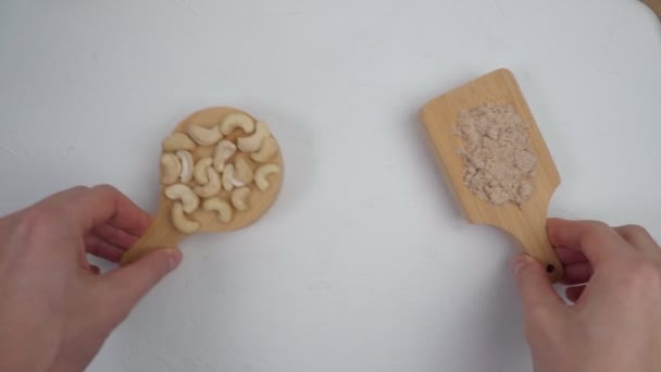 Diverse glutenvrije bloem op een witte tafel met noten. Amandelen, cashewnoten, walnoten. Vlakke plaat — Stockvideo