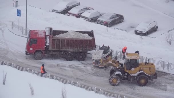 Tyumen, Rússia-24 de fevereiro de 2022: Um ventilador de neve remove a neve na cidade. Inverno pesado queda de neve. — Vídeo de Stock