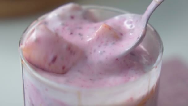 Yogurt with china seeds in a glass, close up, selective focus. Slow motion. — Vídeo de Stock