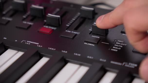 Details of modern midi keyboard in small home studio. Midi keyboard with keys and pads — Vídeo de Stock